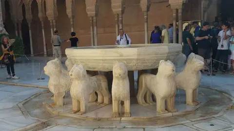 Patio de los Leones en la Alhambra de Granada. (EL CORREO)