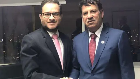 A la izquierda de la imagen, el viceministro de Perú y el embajador de EAU en Lima.