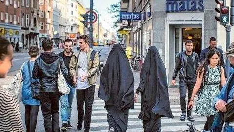 Mujeres árabes pasean por una ciudad occidental.