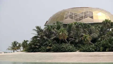 Playa del palacio en la Isla de Suecia en Las Islas del Mundo de Dubai.