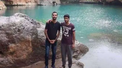 Gulf News publicó la imagen de los dos héroes omaníes.