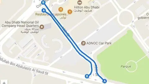 En el mapa de Google la calle de Abu Dhabi cerrada al tráfico.