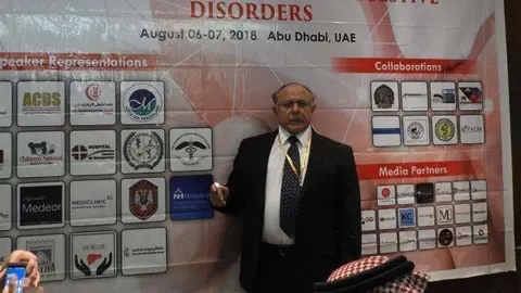 El médico salvadoreño durante su conferencia en Abu Dhabi. (Twitter)