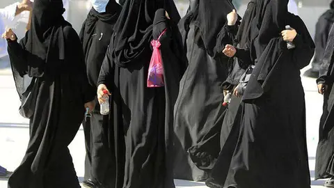 Un grupo de mujeres pasea por Arabia Saudita. (Fuente externa)