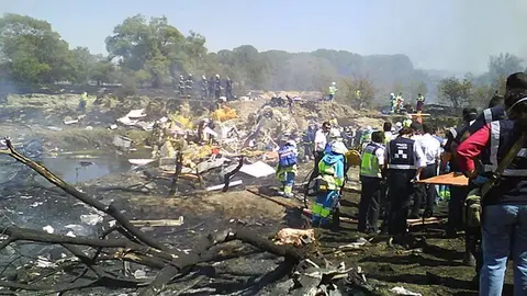 Zona del incendio tras la caída del avión de Spanair. (EL PAÍS)