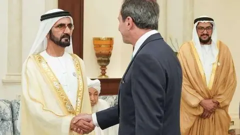 El gobernante de Dubai saluda al embajador de Argentina en EAU.