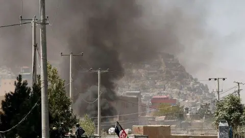 Insurgentes disparan cohetes contra el palacio presidencial en Kabul.