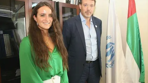La estudiante española Belén Gavin, junto Toby Harward, director de la sede de ACNUR en Abu Dhabi. (EL CORREO)