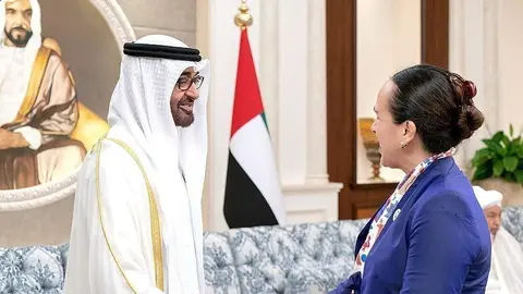 El jeque Mohamed bin Zayed Al Nahyan, príncipe heredero de Abu Dhabi, saluda a la embajadora de México, Francisca Méndez Escobar. (WAM)