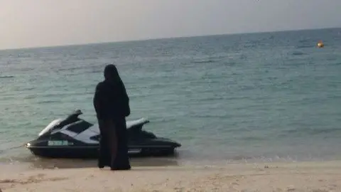 Una moto de agua en una playa de Dubai. (EL CORREO)