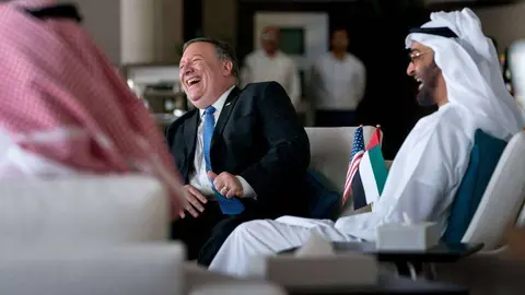 El secretario de Estado de Estados Unidos y el príncipe heredero de Abu Dhabi durante el encuentro de este martes.