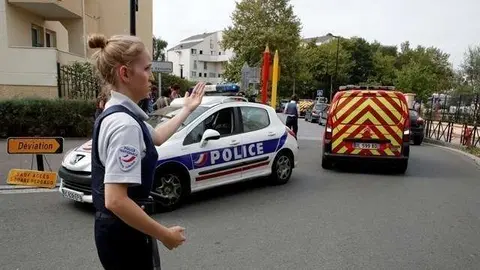 Una policía francesa en el lugar donde se han sucedido los hechos.
