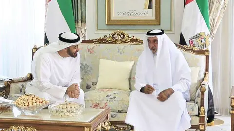 El presidente de Emiratos Árabes Unidos, el jeque Khalifa bin Zayed Al Nahyan, durante su encuentro en Francia con el jeque Mohammed bin Zayed Al Nahyan, príncipe heredero de Abu Dhabi. (WAM)