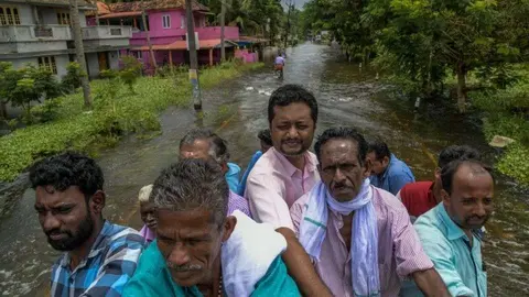 Ciudadanos de Kerala durante las inundaciones.