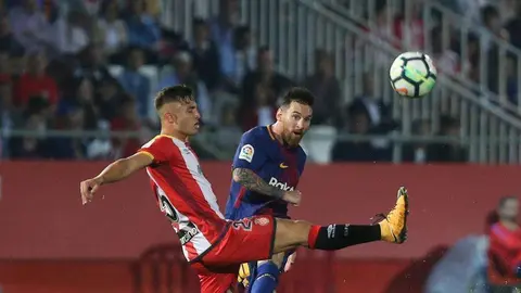 Pablo Maffeo y Leo Messi, en el Girona-Barça de la Liga 2017-18 (Pep Morata - MD)