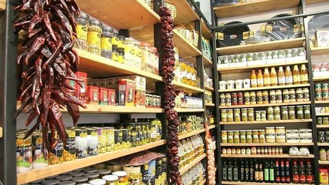 Las estanterías de La Despensa, situada en Al Quoz, se encuentran repletas de productos cien por cien españoles de alta calidad. (EL CORREO)