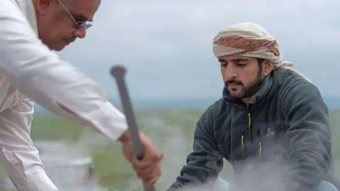 El jeque Hamdan ante una comida tradicional.