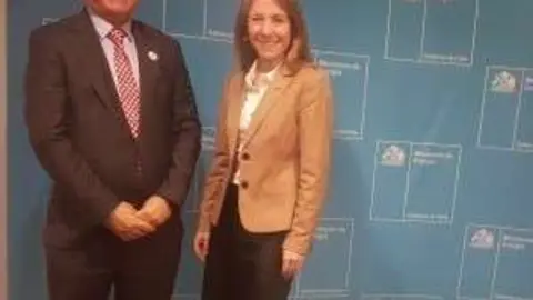 El embajador de UAE en Chile junto a la ministra de Energía chilena.