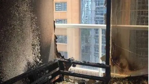 La Policía de Abu Dhabi publicó en Twitter una imagen del fuego en la vivienda.