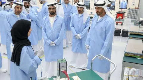 Visita de los líderes emiratíes al Mohammed bin Rashid Space Center.
