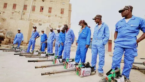 Equipo de fumigación desplegado por la Media Luna Roja de Emiratos en Shabwa. (WAM)