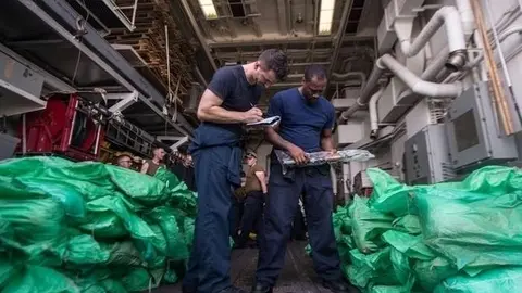 Miembros de la Marina estadounidense hacen inventario de las armas incautadas en el Golfo de Adén. (US Navy)