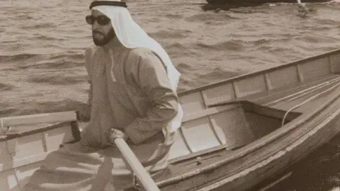 El jeque Zayed bin Hamdan Al Nahyan remando en el lago Leman.