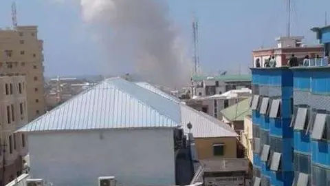 Una imagen de Twitter de la explosión en Mogadiscio.