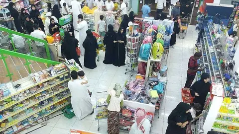 Librería en Ras Al Khaimah en la jornada previa a la vuelta al colegio. (EL CORREO)