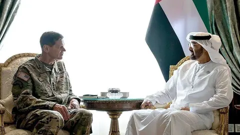 El jeque Mohammed bin Zayed Al Nahyan junto al general Joseph Votel, en el transcurso de la reunión. (WAM)