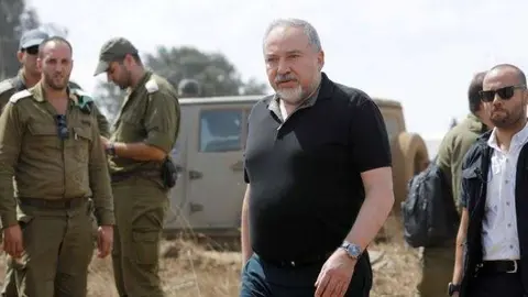 El ministro de Defensa israelí, Avigdor Lieberman,.visita a soldados durante un ejercicio militar.