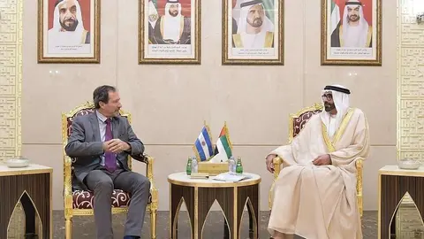 El embajador de Argentina en Abu Dhabi y el ministro de Defensa de EAU. (WAM)