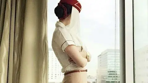Una tripulante de cabina de la aerolínea de Dubai Emirates.
