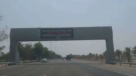 Cartel informativo en la E-11. (EL CORREO)