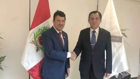 El embajador de EAU en Perú y el ministro de Interior peruano. (WAM)