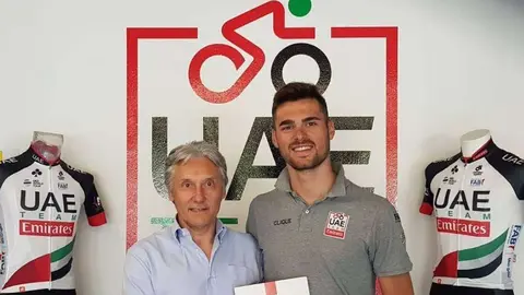 Una imagen de Twitter del ciclista colombiano con su nuevo equipo.