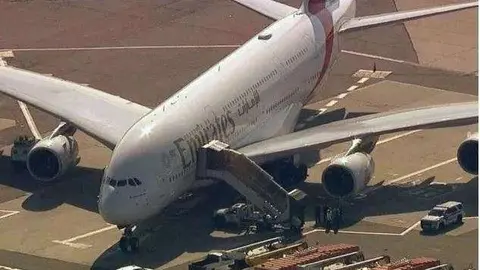 El avión de Emirates en la pista del aeropuerto de Nueva York. (ABC)