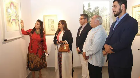 La artista mexicana Myriam Kruisheer explica el sentido de su obra a los numerosos asistentes a la inauguración de la muestra en la Fundación Al Qasimi de Ras Al Khaimah. (EL CORREO)
