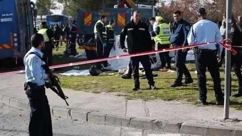 Fuerzas de seguridad israelíes montan guardia en la escena del suceso.