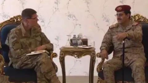 El general Joseph Votel durante el encuentro con el general yemení Taher Al-Aqili en Adén.