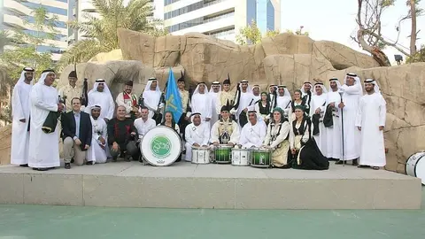 Gaiteros asturianos y emiratíes, junto a los responsables del encuentro en las terrazas de Wafi en Dubai. (Leonardo Agudelo / EL CORREO)