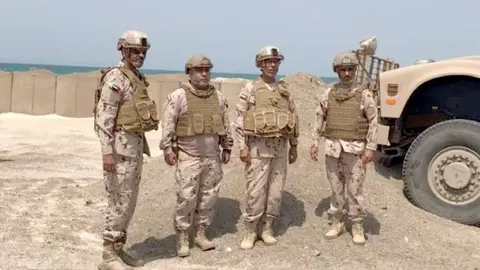 Militares de alto rango de Emiratos Árabes en Hodeidah.