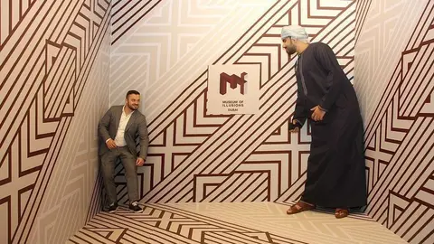 En esta habitación del Museo de las Ilusiones de Dubai se puede crecer en estatura o encoger. (EL CORREO)