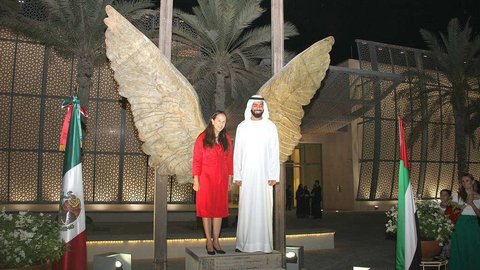 Francisca Méndez y Saif Saeed Ghobash, ante las 'Alas de México' en el acto de inauguración de la escultura en Abu Dhabi. (Leonardo Agudelo / EL CORREO)