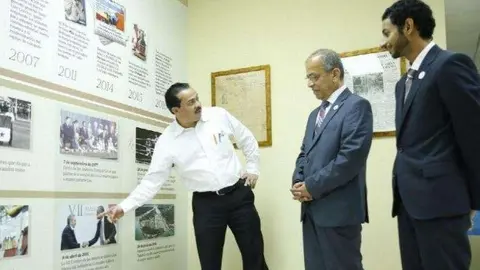 En el centro de la imagen, el Embajador de Emiratos Árabes Unidos, Ibrahim Mohamed Almansouri durante su visita al diario.