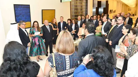 La embajadora de México interviene en la inauguración de la muestra pictórica en presencia del artista José Toledo y de las decenas de personas que asistieron al acto. (Manaf K. Abbas / EL CORREO)