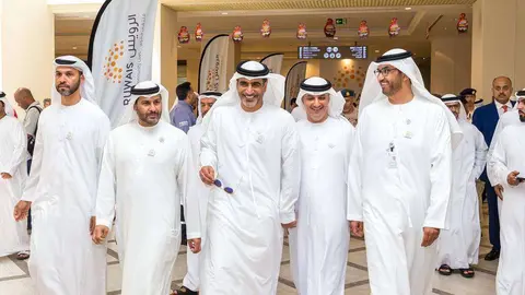 Visita de las autoridades y responsables empresariales a las instalaciones de ADNOC en Ruwais coincidiendo con la presentación del plan de desarrollo de la ciudad. (WAM)