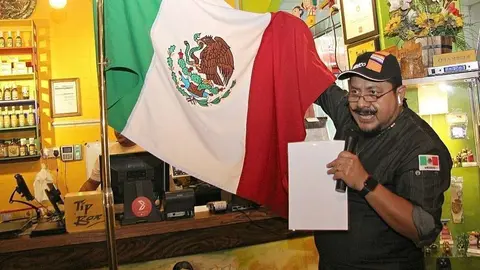 Ernesto Cab Vera pronuncia el Grito ante los entregados comensales en 2017. (EL CORREO)