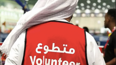 Un emiratí llevando el chaleco de voluntario. 