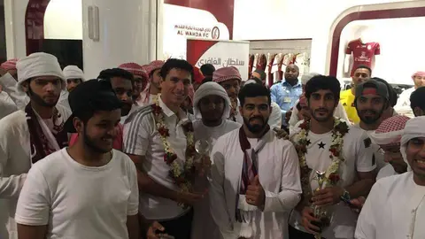 El futbolista argentino Sebastian Lucas Tagliabué homenajeado por los fans en Abu Dhabi.